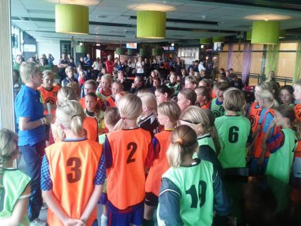 De selectie van de KNVB meisjes zijn weer in grote getale aanwezig