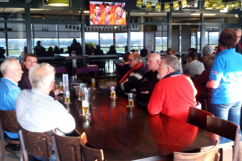 Wij zijn geweldig!! T.V. kijken. Olympische winterspelen in het Sportcafe.