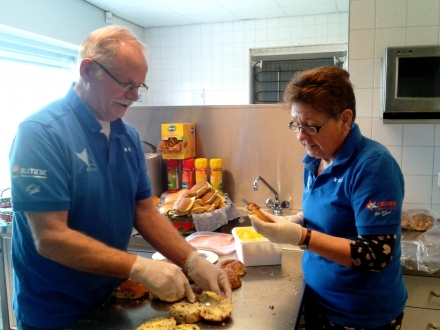 Nan en Gerrit  smeren de broodtjes voor de lunch.