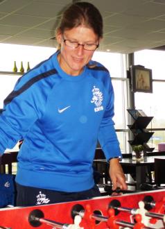 De KNVB voetbaltraining voor de meisjes in de Zuiderlaan was erg pittig!