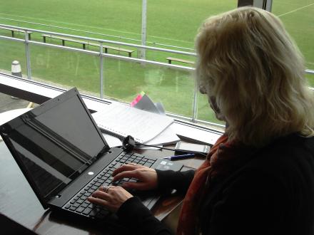 Wachten op de trainende dochter en toch werken via wifi.