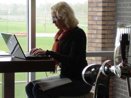 Wachten op de trainende dochter en toch werken via wifi.