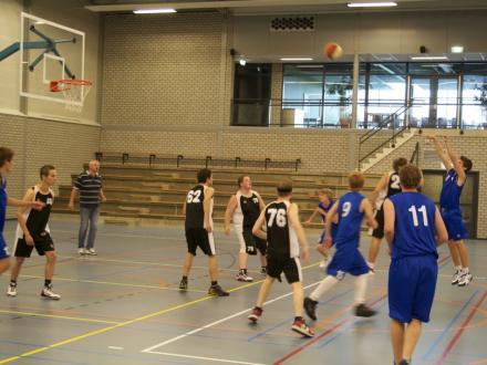 Basketballtraining op maandag, donderdag en zondag.
