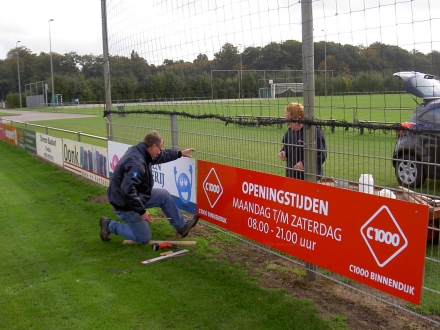 Ben Hietbrink (niet op de foto), Titus en Derk volop in actie met plaatsen van reclameborden.