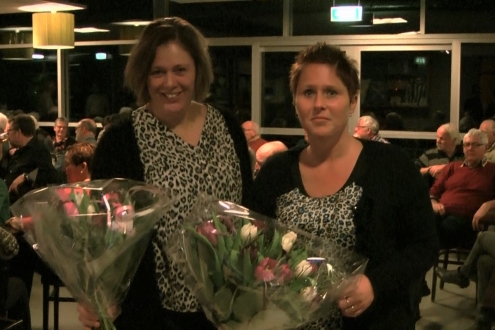 Huldiging voor de dochters van Ben Smit voor het al jaren bijhouden van de resultaten bij de klaverjas marathon.