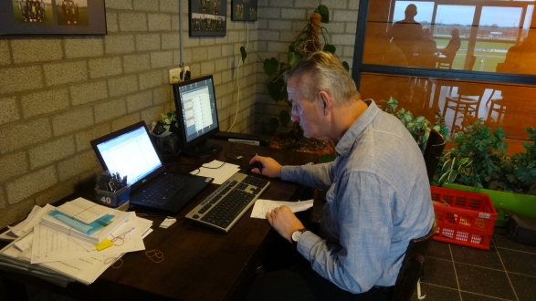 Frans en Evert houden de standen bij  van het koppelklaverjassen 2015