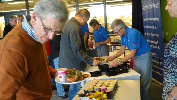 Een heerlijke stamppotmaaltijd bij het koppelklaverjassen 2015