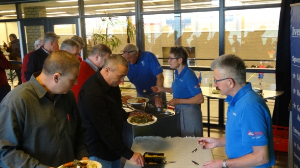 Een heerlijke stamppotmaaltijd bij het koppelklaverjassen 2015