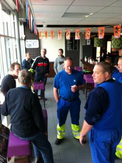 Zaterdagochtend  8:00 uur. De Chaffeurs de van papieractie staan klaar. 