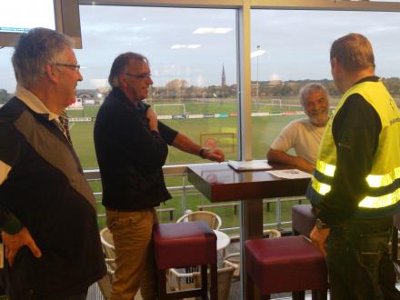 De leiding is er, dus mannen aan de slag!  Papier ophalen.