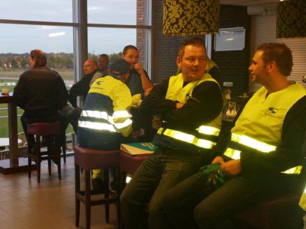 Op  de vroege zaterdagochtend. Even koffie en dan papier ophalen!