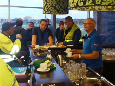 Nee jongens, nog geen pilsje eerst aan het werk en dan een bal gehakt.