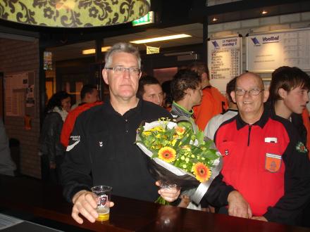 De scheidsrechters worden bedankt  tijdens Kerstzaalvoetbaltoernooi 2011