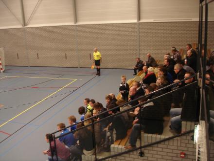 Goed gevulde tribunes tijdens het Kerstzaalvoetbaltoernooi 2011