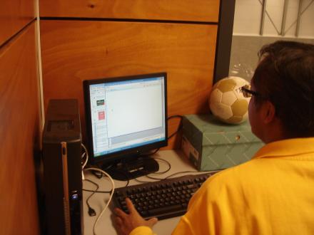 Ramon houdt de standen bij  tijdens het Kerstzaalvoetbaltoernooi.