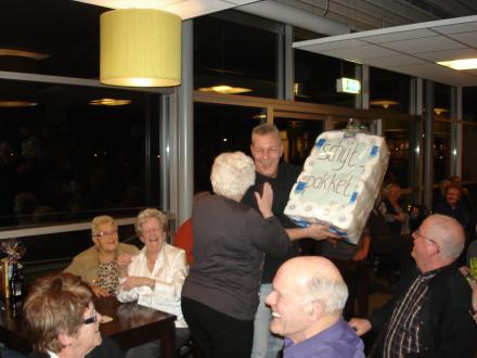 Stefan Jansen krijgt zijn welverdiende speciale prijs.