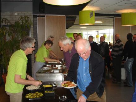 Hapklare porties bij het klaverjassen uitgedeeld door Rene, Mieke en Herman 
