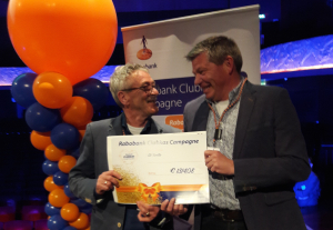 Dick van Amerongen (links) en Jos Lipholt hebben zojuist de cheque in ontvangst genomen!