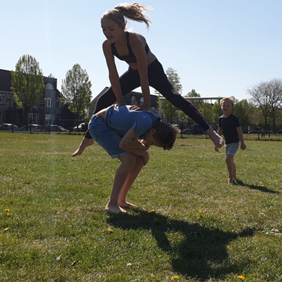Onlangs heeft de Nederlandse overheid bekend gemaakt dat kinderen, jongeren en volwassenen vanaf respectievelijk 28 april en 11 mei weer georganiseerd en begeleid mogen sporten in de buitenlucht. Goed nieuws dus voor alle sporters!