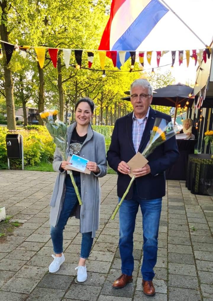 Danique van ’t Erve, Roel van Ast en Fred Meeuwsse werden dinsdag 18 mei door de Vrijwilligerscentrale van de Gem. Voorst beloond met een bloemetje en een presentje. Burgemeester Jos Penninx mocht ze uitdelen.