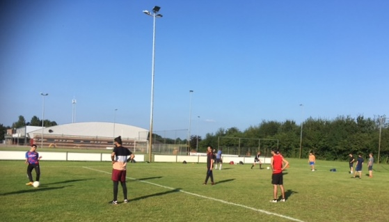 Een groep van ongeveer 15 asielzoekers traint sinds een paar weken op de velden voor SV Twello.