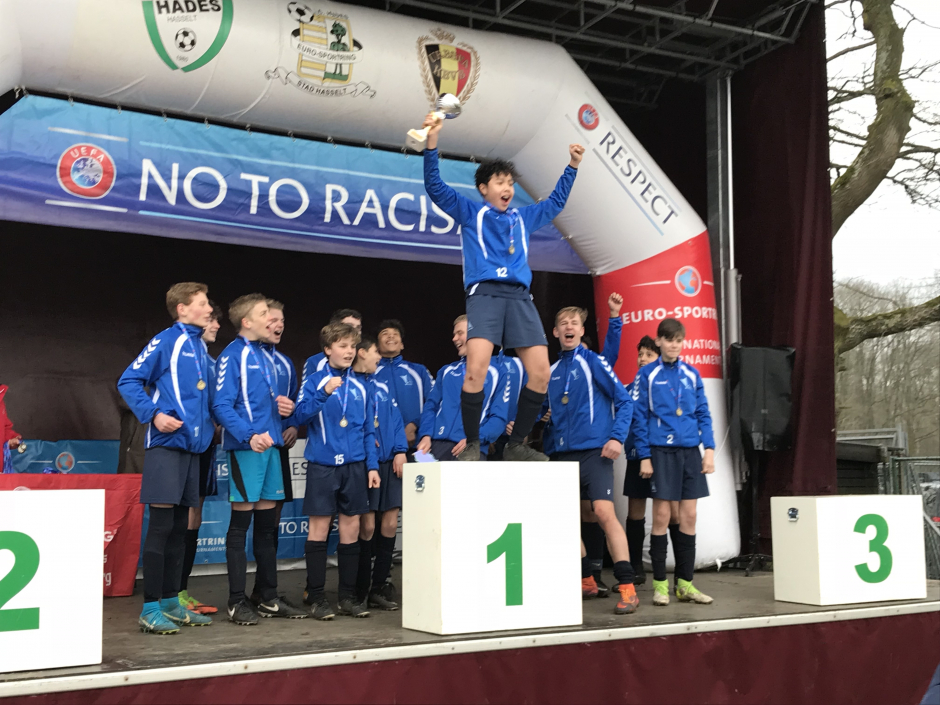 Vrijdag 30 maart vertrokken de JO-15 en de JO-17 (beide eerste elftallen) naar Hasselt om daar deel te nemen aan de internationale Hasselt Cup. Gezelligheid moest vanzelf resultaat brengen en wat zal het gezellig zijn geweest!