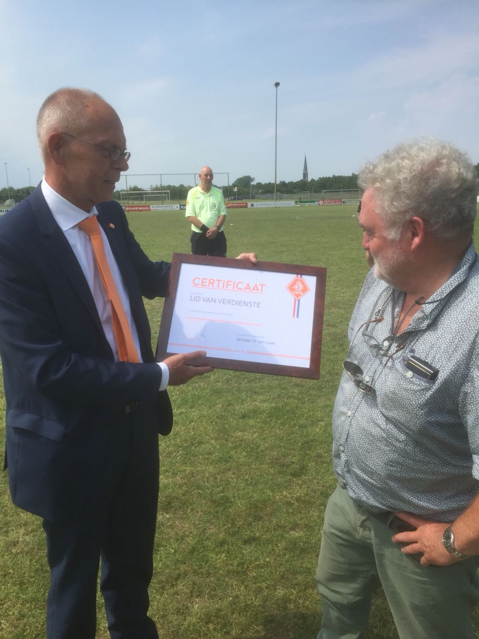 Zondag 27 mei jl voor aanvang van de wedstrijd SV Twello-ZVV-56 werd Henk van Laar verrast door een afgevaardigde van de KNVB.