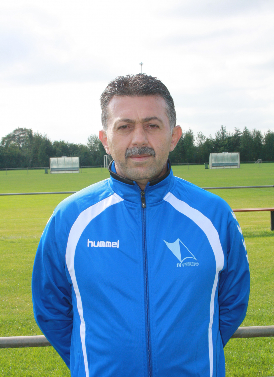 Ook in het seizoen 2019/2020 blijft Salim Özer hoofdtrainer van het in de 4e klas Oost uitkomende 1e elftal van SV Twello.