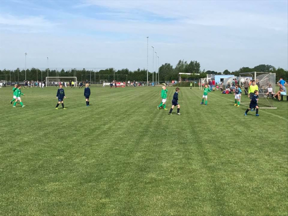 Ook in 2019 organiseert SV Twello haar traditionele Hans Witteveen jeugdtoernooi. De jeugdcommissie nodigt uw vereniging uit om deel te nemen aan ons toernooi. SV Twello hecht grote waarde aan sportiviteit en respect. Deelname is dan ook bedoeld om de jeugd een fijne voetbaldag te bezorgen waarin sportiviteit en respect de boventoon voert. Wij willen u graag ontvangen op ons schitterende sportcomplex aan de Zuiderlaan in Twello. Informatie over onze club is te vinden op www.svtwello.nl Zondag 1 september 2019 Pupillen toernooi (JO8/JO9, JO10/JO11,JO13, JO14/JO15 en JO17)