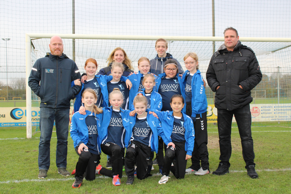 Het meiden voetbalteam JO10-2M van SV Twello heeft het beter voor elkaar dan menig ander jongens voetbalteam. Sinds een half jaar heeft SV Twello een serieus meidenteam bij de voetbal, variërend in de leeftijdscategorie van acht tot en met elf jaar en daar zijn ze supertrots op.