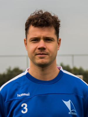 Nu er is besloten om prestatief op de zaterdag te gaan voetballen, krijgt de selectie van SV Twello langzaam vorm voor het nieuwe seizoen 2021/2022. In deze nieuwe rubriek “De Kick-Off” zullen wij de komende weken de spelers en begeleiding aan u voorstellen.” Deze week zijn aan de beurt: Nicky Eekhuis, Tim Evers en Tristan Roeterd.