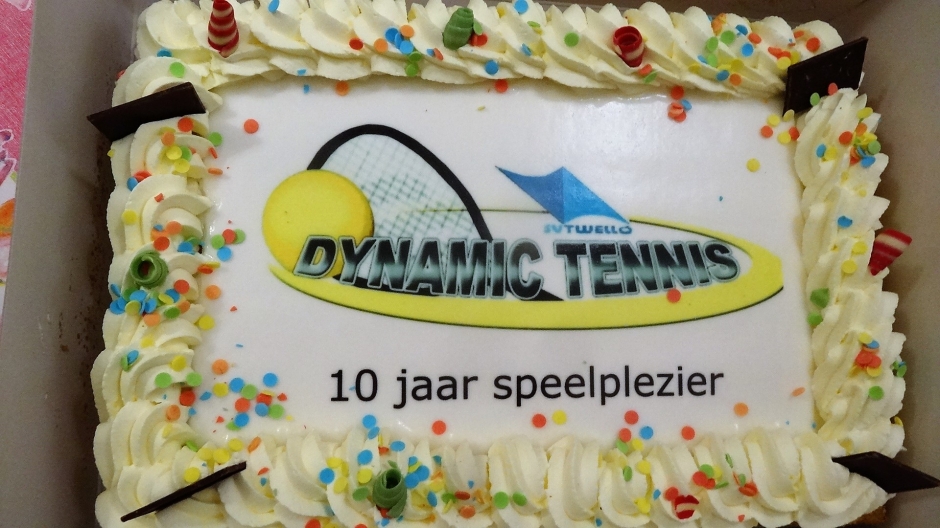 Vrijdag 19 mei was het weer tijd voor de jaarlijkse sportieve uitstap van Dynamic Tennis. Deze keer begaven we naar de bowlingbanen in Terwolde. Daar verraste Liesbeth ons met een bijzonder gegeven dat niet aan haar aandacht was ontsnapt: bij de koffie na aankomst nam zij het woord met de volgende korte toespraak: