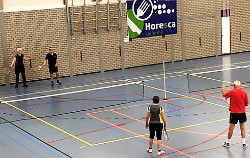 Op 23 december was er weer het jaarlijkse kersttoernooi van dynamic tennis SV Twello. Onze voorzitter, tevens wedstrijdleider, had weer een uitgekiend wedstrijdschema in elkaar gezet om de krachtsverhoudingen zo gelijk mogelijk te houden. Spannende en soms fanatieke wedstrijden waren het gevolg, maar tussendoor was er ook tijd voor een geintje en natuurlijk was er koffie met een toepasselijke kerstlekkernij.