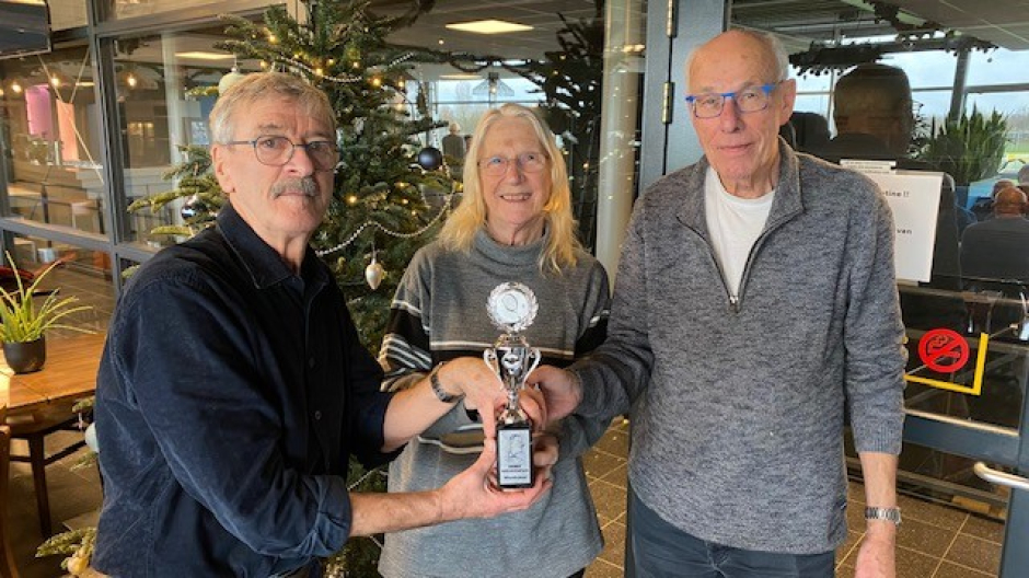 Vrijdag 19 december jl. vond voor de 16e keer het Eindejaarstoernooi plaats bij de afdeling Dynamictennis van SV Twello aan de Zuiderlaan. Dit jaar werd er voor het eerst gestreden om de Gerrit Nieuwenhuis wisselbokaal.