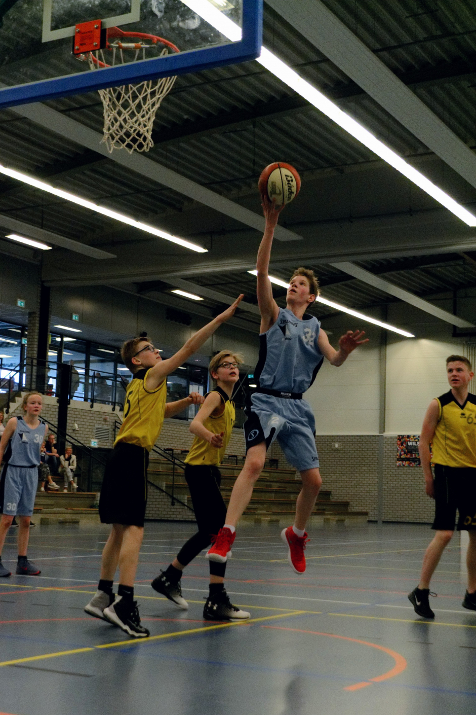 Bij SV Twello hebben alle teams weer thuis gespeeld. We zijn om 14.45 uur begonnen met de U16. Zij spelen nu in de 1e klasse en zijn 1e jaars. De wedstrijden zijn pittig , ook omdat de tegenstanders soms veel groter.