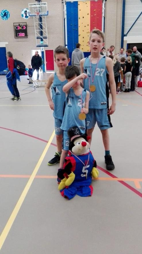 Zaterdag 2 maart deed de jongste jeugd van SV Twello Basketball mee met een Peanuttoernooi in Urk.