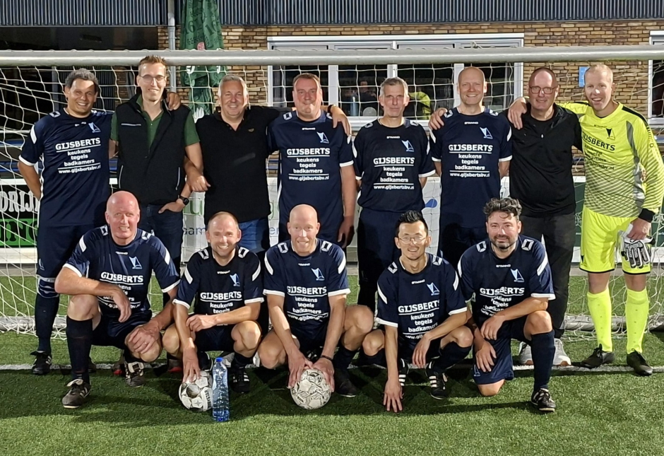 Na jarenlang met veel plezier 11 tegen 11 te hebben gespeeld, heeft het 35+ team van sv Twello een frisse start gemaakt. Voortaan wordt er niet meer op zondagochtend vroeg gevoetbald, maar eens in de drie weken op vrijdagavond, en wel in de populaire 7 tegen 7-variant op een half veld. Deze verandering kwam niet alleen voort uit het verlangen naar een wat relaxtere speeldag, maar ook omdat het verschil met jongere tegenstanders op zondagochtend steeds groter werd.